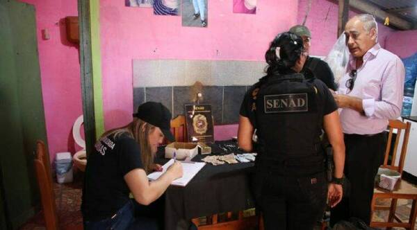 Crónica / "Un cuarto de yerba, medio de azúcar y dos bolitas de crack por favor": La Senad le cayó a despensera