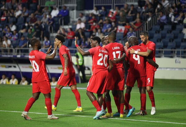 Canadá vence a Japón con un gol de penal en el último minuto