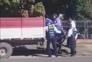 Crónica / [VÍDEO] Zorros de Oviedo llevan una moto al corralón, ¡pero con su dueña y todo!