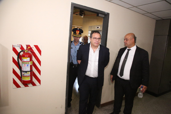 Diario HOY | Ratifican prisión para Carlos Granda acusado de abuso sexual