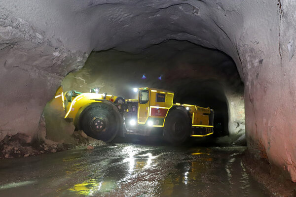 Codelco estrenó el primer cargador subterráneo 100 % eléctrico de Suramérica - MarketData