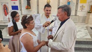 Tras 48 años de convivencia, unen sus vidas ante el altar de Dios