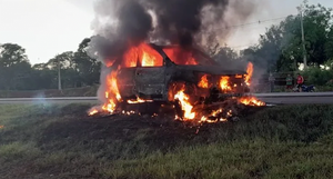 Tras choque, vehículo se incendia y conductor sale ileso - Noticiero Paraguay