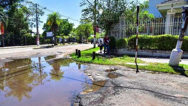 Lambaré: Ciudadanos deben sortear baches ante la inacción de Comuna