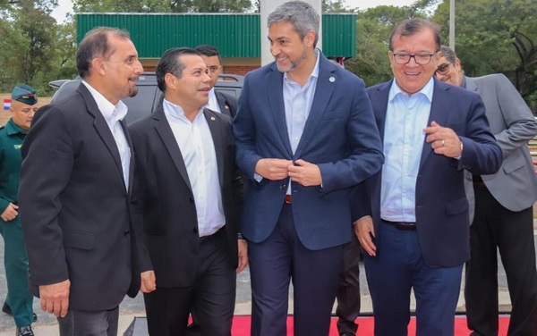 Abdo Benítez entregará becas universitarias, viviendas y otros aportes en Itapúa
