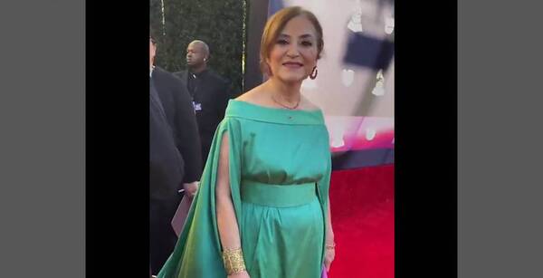 Crónica / [VIDEO] Así se lució Berta Rojas en la Alfombra Roja de los Grammy