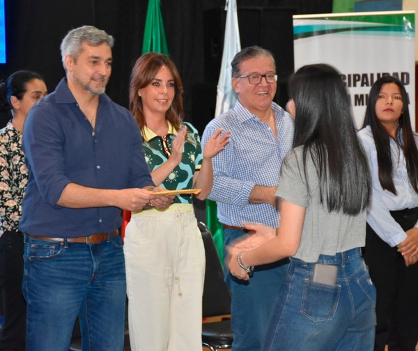 El Gobierno entrega 1.556 becas a jóvenes itapuenses para proseguir sus estudios universitarios