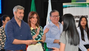Gobierno entrega 1.556 becas universitarias a jóvenes de Itapúa