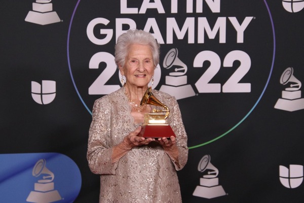 La abuelita de los Grammy: A sus 95 años ganó el premio en la categoría mejor nueva artista - Megacadena — Últimas Noticias de Paraguay