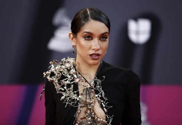 María Becerra lució un vestido de “tela guaraní, de Paraguay” en los Latin Grammy - Gente - ABC Color