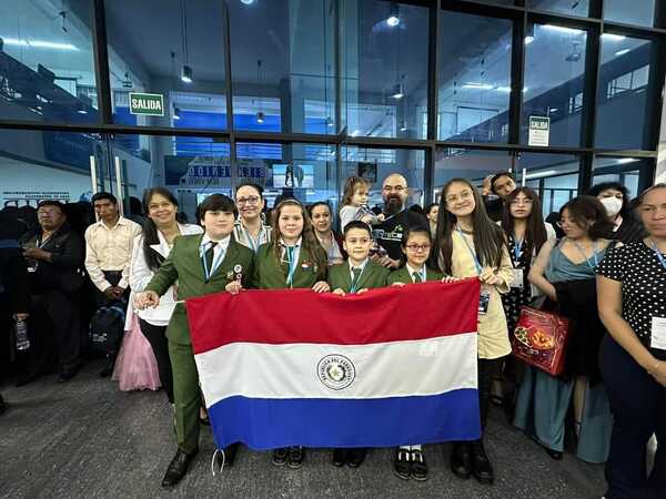 ESTUDIANTES DEL COLEGIO DIVINA ESPERANZA EN PERÚ