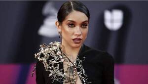 Crónica / [VIDEO] Cantante curepa María Becerra se lució con ao po'i en los Grammys