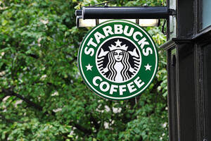 Trabajadores de Starbucks de EEUU organizan primera protesta a nivel nacional - Revista PLUS