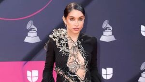 María Becerra pureó un vestido de ao po'i en los premios Grammy Latinos