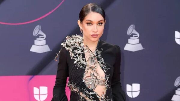 María Becerra pureó un vestido de ao po'i en los premios Grammy Latinos