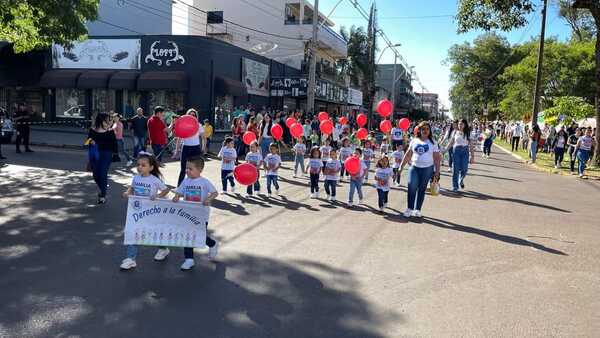 Con hermoso y colorido desfile, niños cierran año lectivo