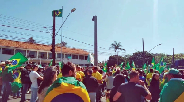 Seguidores de Bolsonaro siguen con sus manifestaciones en Foz de Yguazú - La Clave