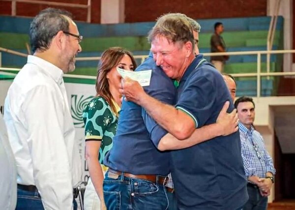 CAH entrega créditos a productores de Itapúa durante jornada de gobierno