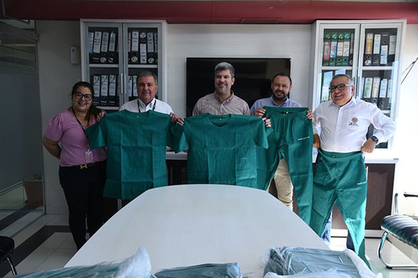 Fundación Tesãi realiza donación de prendas quirúrgicas al Hospital Regional | DIARIO PRIMERA PLANA