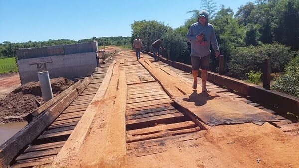 Vecinos piden que MOPC reactive construcción de puente que quedó abandonado en Ybycuí - Nacionales - ABC Color