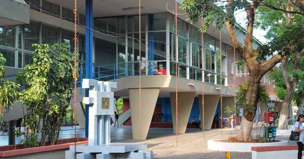 La Nación / Docentes y estudiantes de la Facultad de Filosofía reclaman más buses de noche