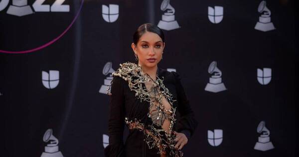 La Nación / María Becerra se robó la mirada de todos con prenda de aopo’i en los Latin Grammy