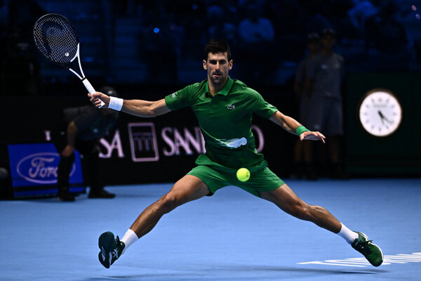 Novak Djokovic doblega con esfuerzo a Medvedev en el Masters