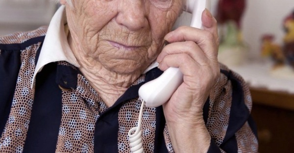 Estafadora roba USD 26 mil a una abuelita haciéndose pasar por su nieta