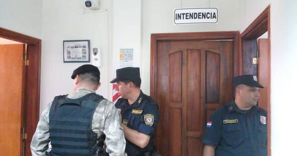La Nación / Cambyretá: liberal se negó a dejar el cargo de intendente y se atrincheró en el despacho
