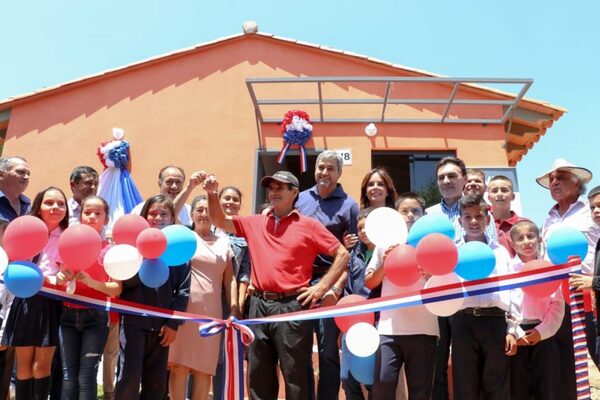 POBLADORES DE SAN PEDRO DEL PARANÁ Y ALTO VERÁ ACCEDEN A VIVIENDAS SOCIALES