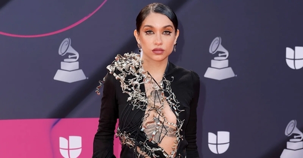 ¡Increíble! María Becerra deslumbra en los Latin Grammy con tela guaraní