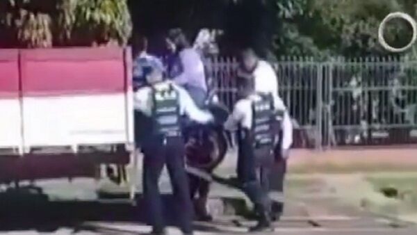 PMT lleva motocicleta al corralón con su conductora a bordo