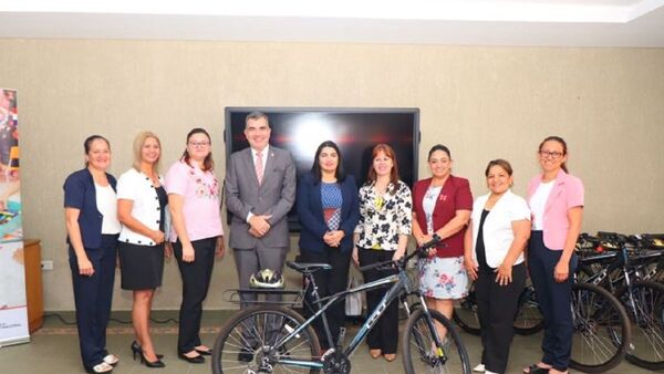 Maestras mochileras recibieron 30 bicicletas