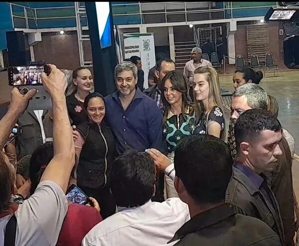 Abdo participó en entrega de aportes a estudiantes y ampliación de urgencias del HRE - Política - ABC Color