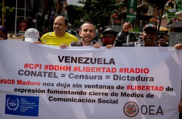 ONG y periodistas protestan por el «cierre sistemático» de medios en Venezuela - San Lorenzo Hoy
