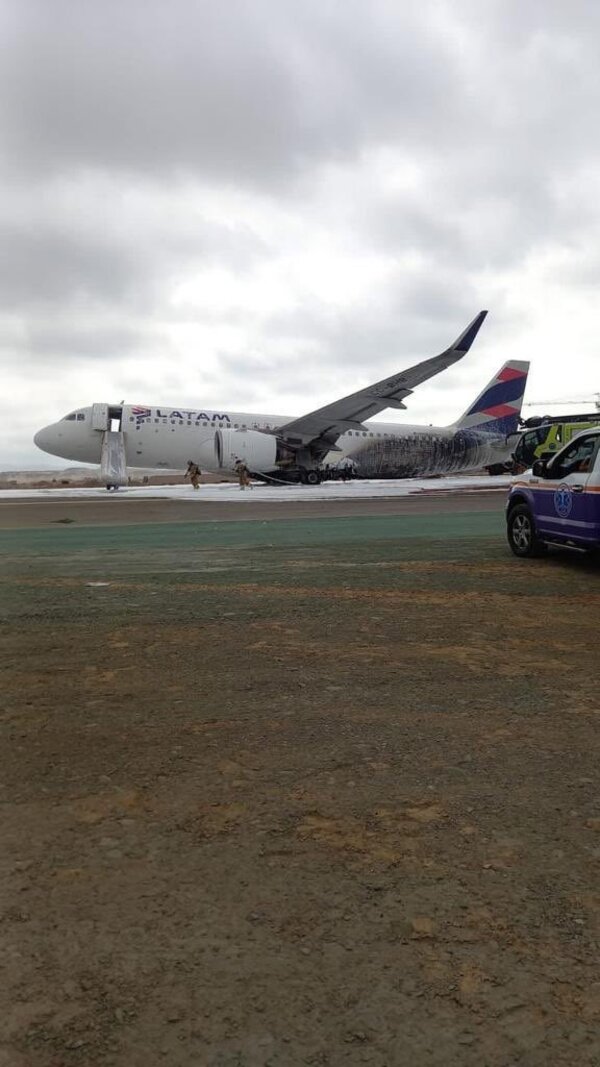 Perú: avión impactó contra camión de bomberos y deja dos muertos - Unicanal