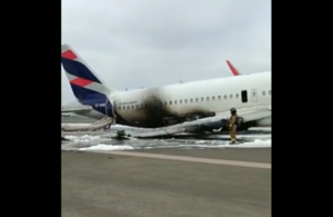 (VIDEO). Avión choca en tierra contra un camión de bomberos
