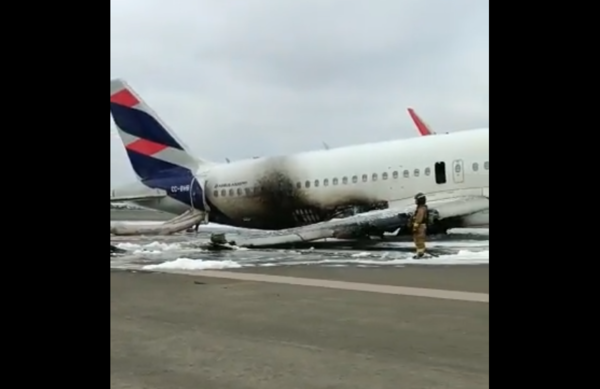 (VIDEO). Avión choca en tierra contra un camión de bomberos