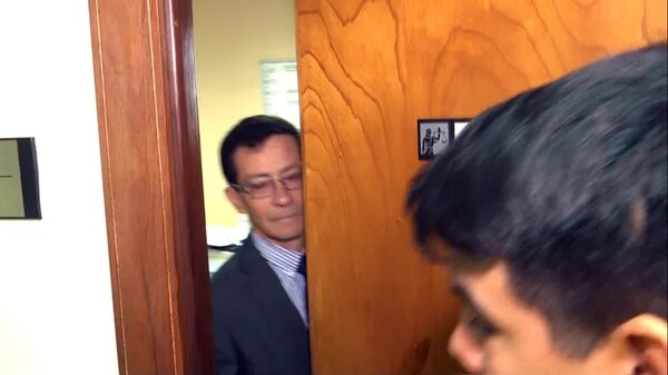 Juez Peralta huye para no explicar aberrante decisión contra la libertad de prensa - Política - ABC Color