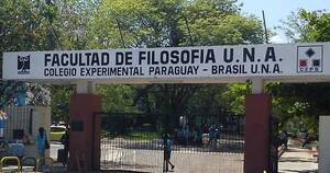 La Nación / Docentes y estudiantes de Filosofía reclaman buses