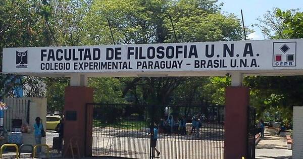 La Nación / Docentes y estudiantes de Filosofía reclaman buses