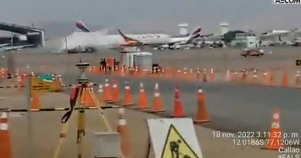 La Nación / Avión de Latam colisiona con camión de bomberos