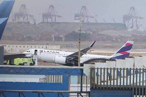 Dos bomberos murieron tras chocar su vehículo con un avión que intentaba despegar en Lima - .::Agencia IP::.