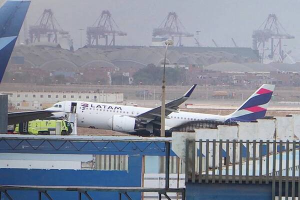 Dos bomberos murieron tras chocar su vehículo con un avión que intentaba despegar en Lima - .::Agencia IP::.