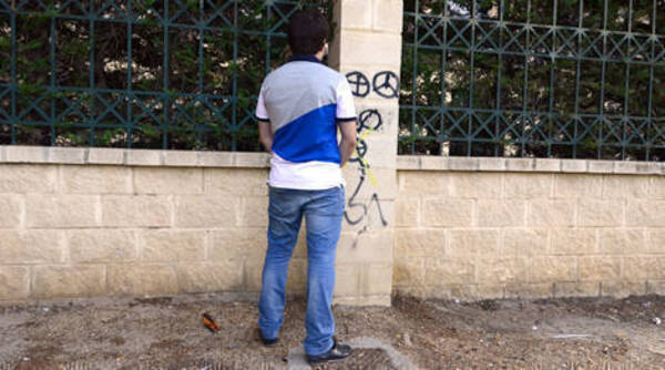 ¡Si te pillan haciendo pipí en la calle podrías pagar multa de casi 30 millones!
