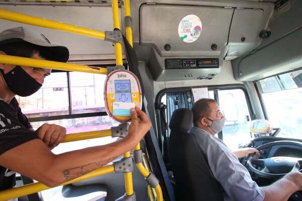 Crónica / Pasajeros letraditos: piden prestada tarjeta para pagar pasaje y ya no devuelven el dinero