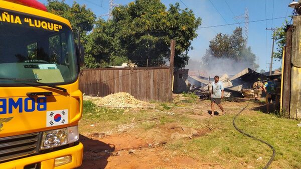 Incendio consume gran parte de una carpintería en San Lorenzo