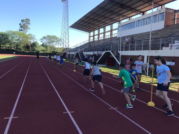 Más de 80 niños y jóvenes ya forman parte de la Escuela de Atletismo de la Municipalidad de Encarnación.