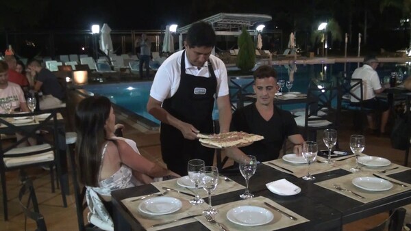 AwA Resort Hotel presentó sus noches de pizza a la parrilla, canilla libre y show en vivo