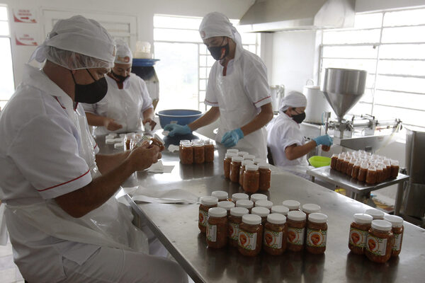 Una familia llena de sabor con sus adobos y aderezos las tiendas colombianas - MarketData